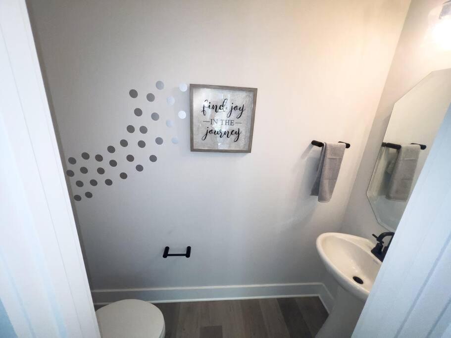 Apartment 4 Story Queen Retreat! New! Walk To Downtown! *