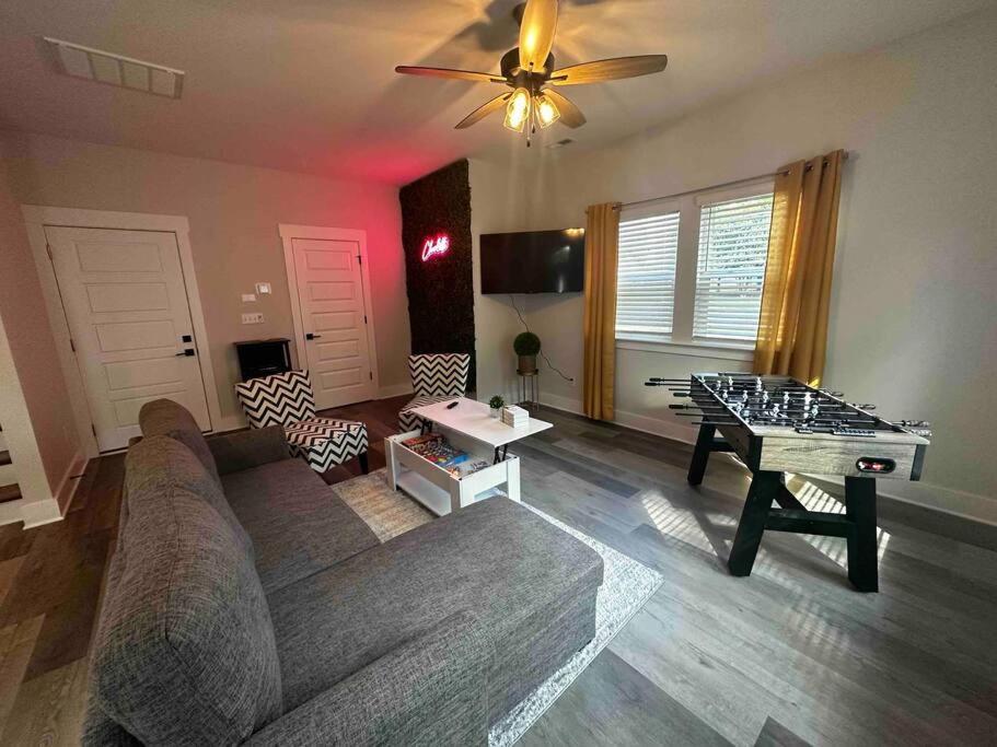 4 Story Queen Retreat! New! Walk To Downtown! Apartment *