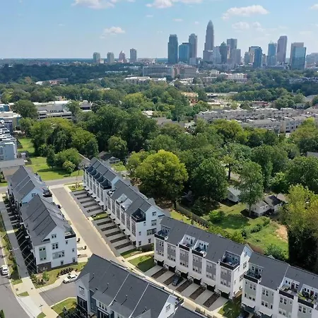 4 Story Queen City Retreat! New! Walk To Downtown! Charlotte Exterior photo