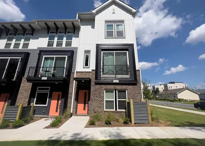 4 Story Queen City Retreat! New! Walk To Downtown!