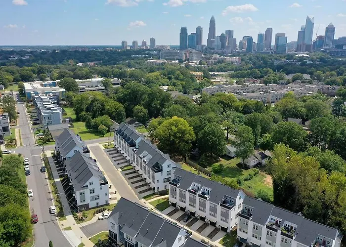 4 Story Queen City Retreat! New! Walk To Downtown!