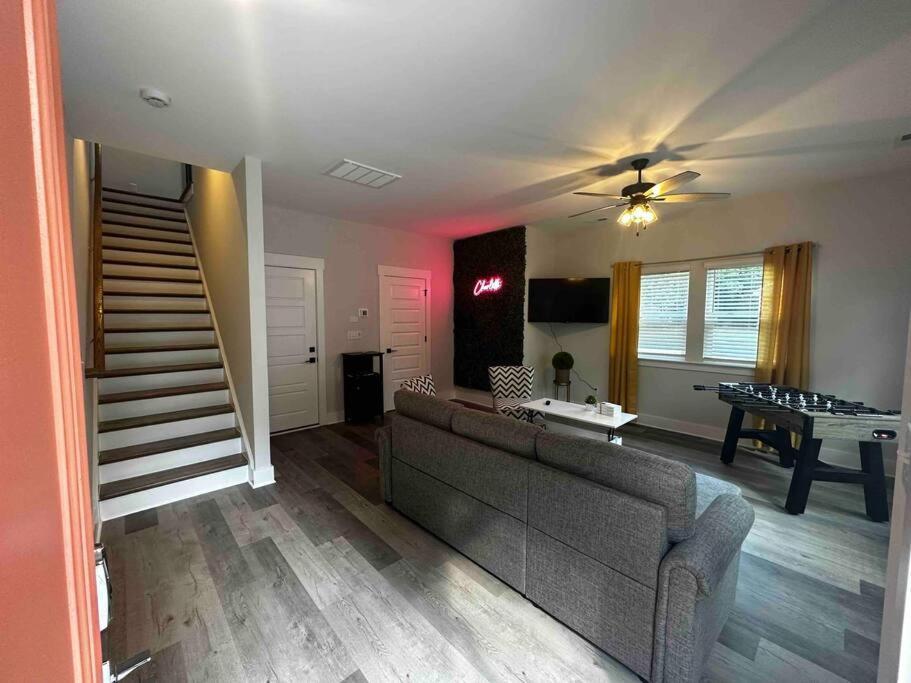 Apartamento 4 Story Queen Retreat! New! Walk To Downtown! *