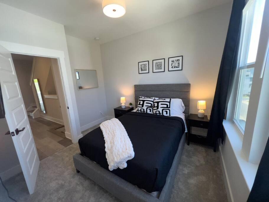 4 Story Queen Retreat! New! Walk To Downtown! Apartamento *