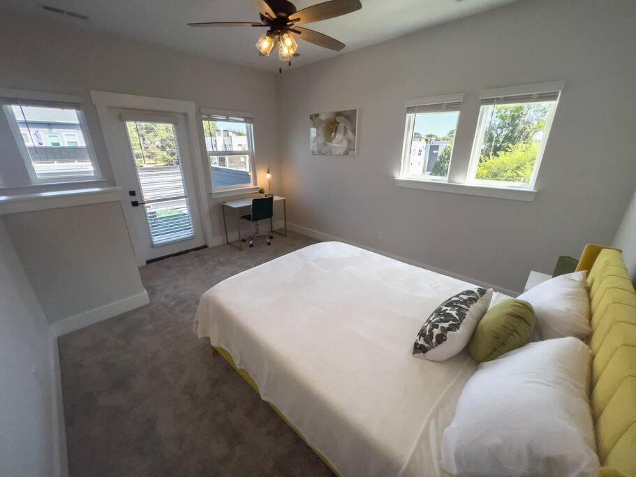 4 Story Queen Retreat! New! Walk To Downtown!