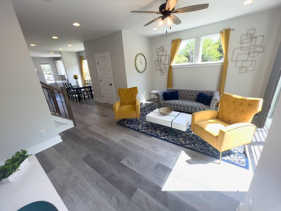 Apartamento 4 Story Queen Retreat! New! Walk To Downtown!