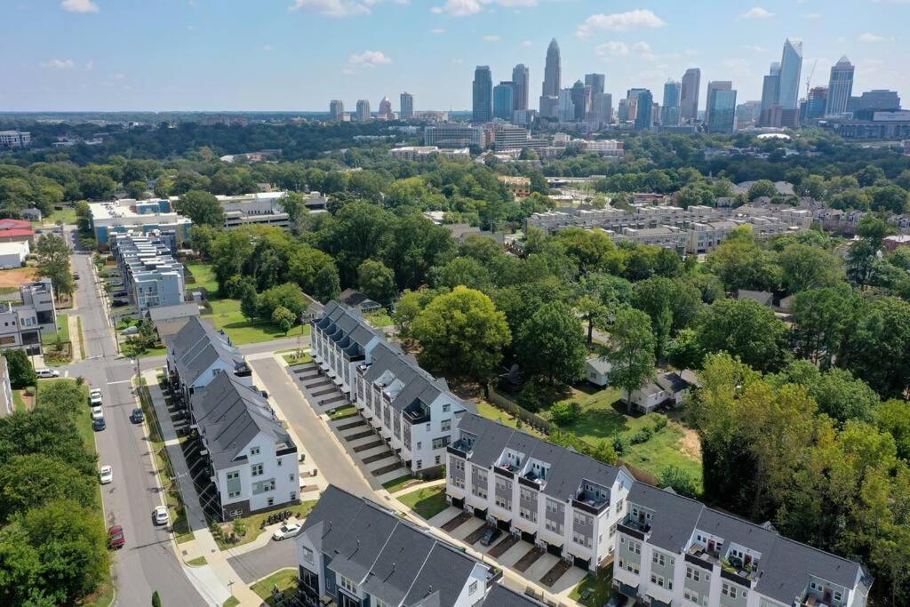 Apartamento 4 Story Queen Retreat! New! Walk To Downtown! *