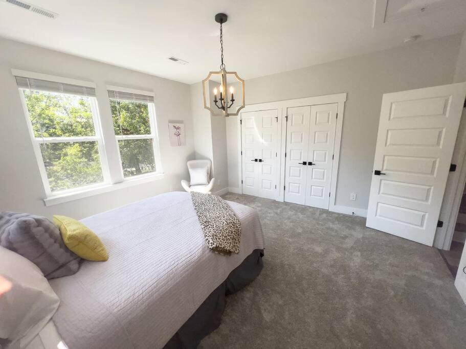 4 Story Queen Retreat! New! Walk To Downtown! Apartamento